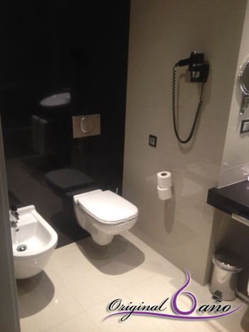 Baños modernos de hoteles con inodoro suspendido cisterna empotrada.
