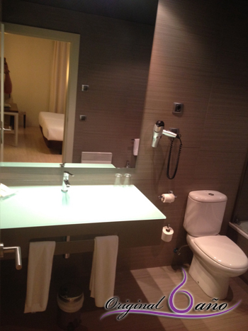 Baños modernos de diseño minimalista con lavabos de cristal.