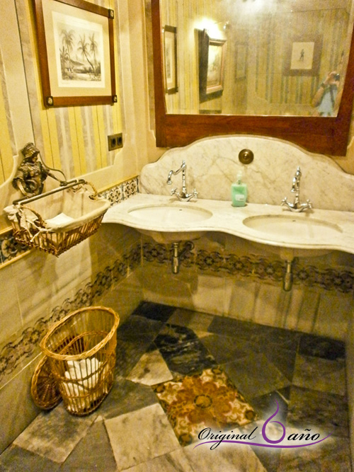 Baños con encanto. Baño Romantico del Café Royalti en Cádiz