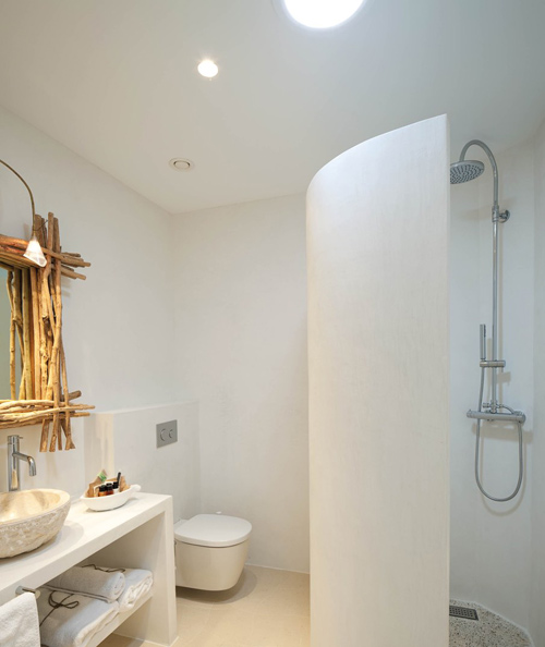 Baños blancos con encanto con ducha de obra. Hotel Mares Formentera