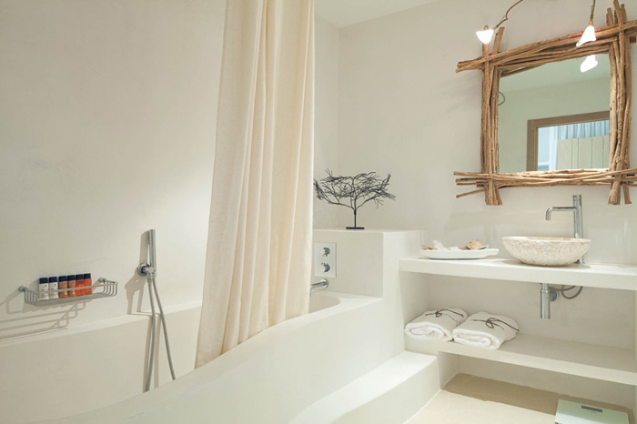 Baños blancos con encanto con bañera de obra. Hotel Mares Formentera