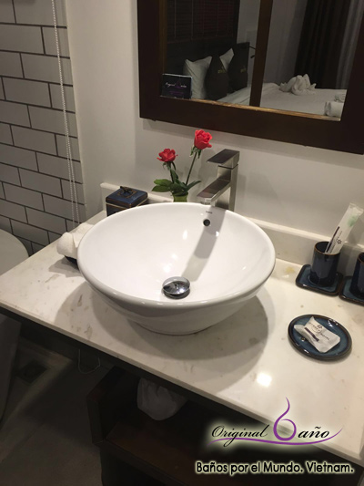Baños con Encanto. Zona de lavabo de porcelana sobre encimera.